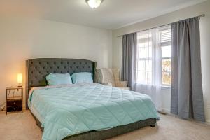 Ένα ή περισσότερα κρεβάτια σε δωμάτιο στο Centrally Located Home in Fredericksburg!