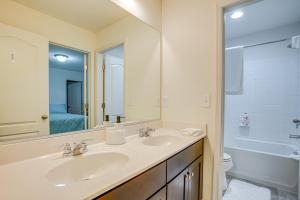 Ένα μπάνιο στο Centrally Located Home in Fredericksburg! +27 φωτογραφίες