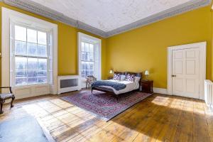 Postel nebo postele na pokoji v ubytování Munster Apartment , 7 Henrietta Street, Dublin City Centre