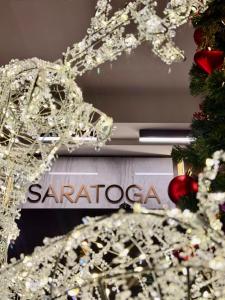 Un árbol de Navidad delante de un cartel de santaggia. en Saratoga Hotel Sultanahmet, en Estambul