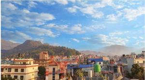 Una vista de una ciudad con montañas al fondo. en Pokhara Apartment CS, en Pokhara 7 fotos más