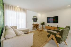 Télévision ou salle de divertissement dans l'établissement Villa Lola