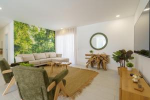 un salon avec un canapé et une table dans l'établissement Villa Lola, à Mariquiteira