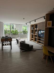 プンタ・デル・エステにあるPiso 16 Punta del Este, Ocean Drive Countryのソファとテーブルのあるリビングルーム +19枚の写真