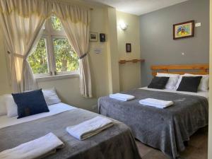 ein Schlafzimmer mit zwei Betten und einem Fenster in der Unterkunft Charming apartment 2 bedroom 2 bath in Baños