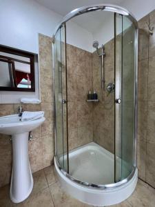 ein Badezimmer mit Dusche und Waschbecken in der Unterkunft Charming apartment 2 bedroom 2 bath in Baños + 14 Fotos