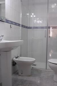 A bathroom at Renovado y muy cerca del centro urbano Még 10 kép