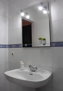 A bathroom at Renovado y muy cerca del centro urbano