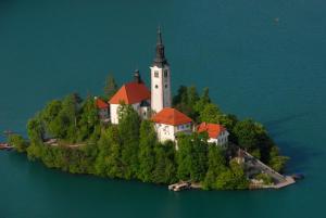 波希基斯卡贝拉Fantastic Apartment Brglez的水中的一个岛上,有一个教堂