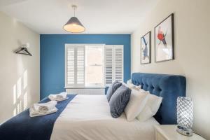 a blue and white bedroom with a large bed at Beautiful 2bed Central Home in Cambridge