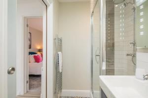 a bathroom with a glass shower and a sink at Beautiful 2bed Central Home in Cambridge +19 photos