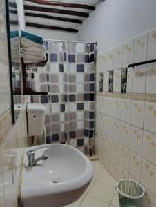 Ένα μπάνιο στο Barizieum Nest 3BR Villa,Diani