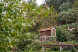 a small house in the middle of a garden at Quinta de São Martinho Visconde do Penedo in Soengas +61 photos