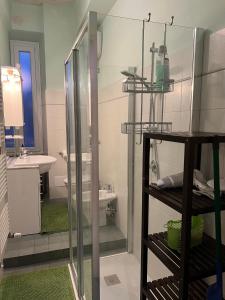 un baño con ducha y lavabo en Appartamento Magia d'Estate, en Sulmona