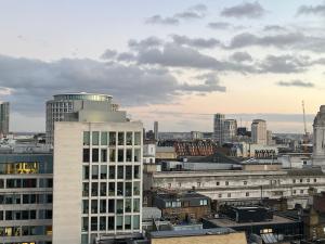 a view of a city with a building at 2 Bed Ap Covent Garden in London