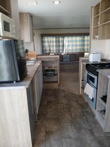 Η κουζίνα ή μικρή κουζίνα στο Gold Plus Caravan