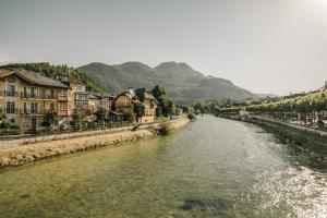 un fiume in una città con case e montagne di Hotel Goldener Ochs a Bad Ischl