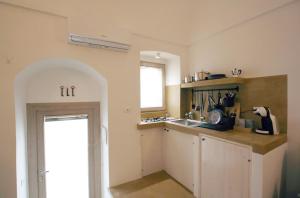 Η κουζίνα ή μικρή κουζίνα στο Colle dei Monaci Luxury Homes +26 φωτογραφίες