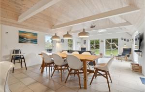 Χώρος καθιστικού στο 4 Bedroom Amazing Home In Ringkøbing