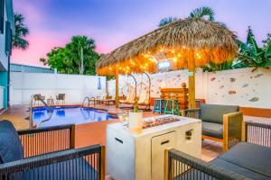Bassein majutusasutuses Tiki Time! Pool-tiki Hut-kayaks-grill-ocean View! või selle lähedal