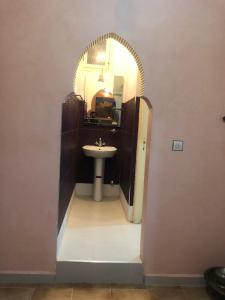 a bathroom with a sink and a mirror at Appartement à la fois moderne et traditionnel idéalement situé in Tafraoute