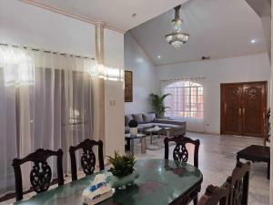 Ruang duduk di Tropical house