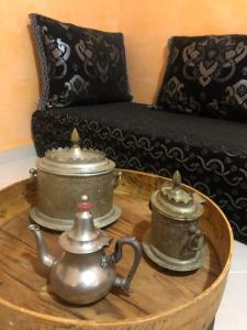 two tea pots on a coffee table with a couch at Appartement à la fois moderne et traditionnel idéalement situé in Tafraoute