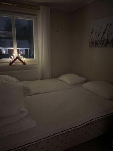 Postel nebo postele na pokoji v ubytování Strandvägen 6A Ragnhild