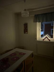 Postel nebo postele na pokoji v ubytování Strandvägen 6A Ragnhild