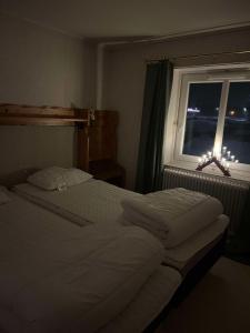 Postel nebo postele na pokoji v ubytování Strandvägen 6A Ragnhild