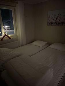 Postel nebo postele na pokoji v ubytování Strandvägen 6A Ragnhild