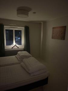 Postel nebo postele na pokoji v ubytování Strandvägen 6A Ragnhild