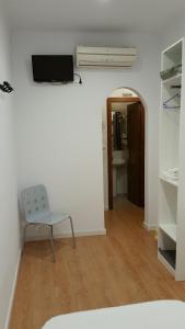 A television and/or entertainment centre at Hostal Restaurante Cornella