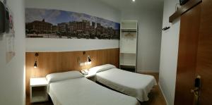 Säng eller sängar i ett rum på Hostal Restaurante Cornella