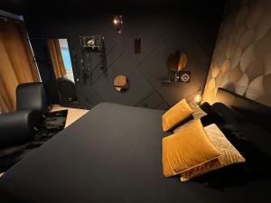 En eller flere senge i et værelse på Love Room & Spa, L'Atelier des Sens