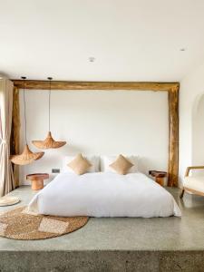 Postel nebo postele na pokoji v ubytování La Grotta Hotel - Phu Quoc Emerald Bay