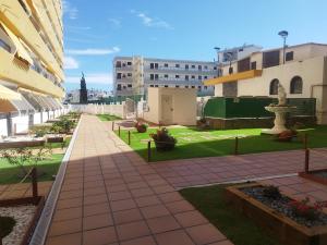 a view of the courtyard of a building at Arenas 50, 100 mt d playa ingles in Playa del Ingles