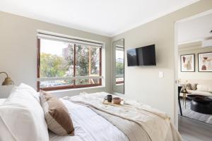 Снимка в галерията на Apt Barrio Turístico Bohemio 3 min Metro, Wifi, AC, Netflik, Comodidad в Сантяго