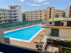 an overhead view of a swimming pool on a building at Arenas 50, 100 mt d playa ingles in Playa del Ingles