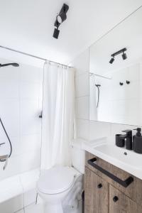 Снимка в галерията на Apt Barrio Turístico Bohemio 3 min Metro, Wifi, AC, Netflik, Comodidad в Сантяго
