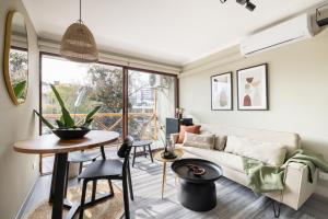 Снимка в галерията на Apt Barrio Turístico Bohemio 3 min Metro, Wifi, AC, Netflik, Comodidad в Сантяго