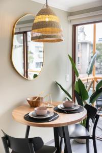 Снимка в галерията на Apt Barrio Turístico Bohemio 3 min Metro, Wifi, AC, Netflik, Comodidad в Сантяго
