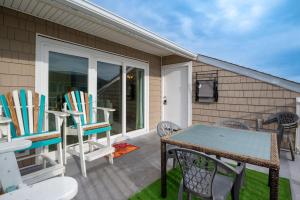 Balkón nebo terasa v ubytování Condo with Pool - Walk to Freeman Park or Tiki Bar