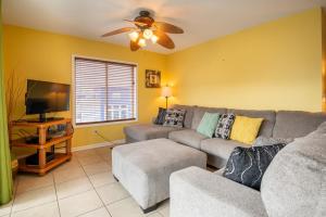 TV a/nebo společenská místnost v ubytování Condo with Pool - Walk to Freeman Park or Tiki Bar