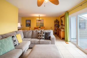 Posezení v ubytování Condo with Pool - Walk to Freeman Park or Tiki Bar + 26 fotografií