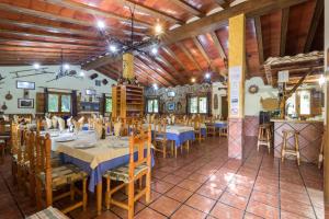 Casas Rurales Los Enebros Nerpio餐厅或其他用餐的地方