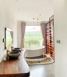 Posezení v ubytování La Grotta Hotel - Phu Quoc Emerald Bay