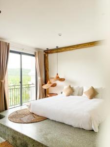 Postel nebo postele na pokoji v ubytování La Grotta Hotel - Phu Quoc Emerald Bay