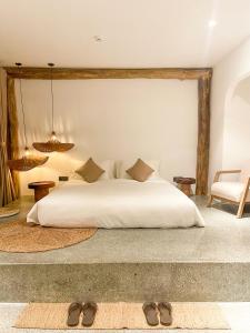 Postel nebo postele na pokoji v ubytování La Grotta Hotel - Phu Quoc Emerald Bay