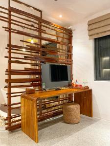TV a/nebo společenská místnost v ubytování La Grotta Hotel - Phu Quoc Emerald Bay